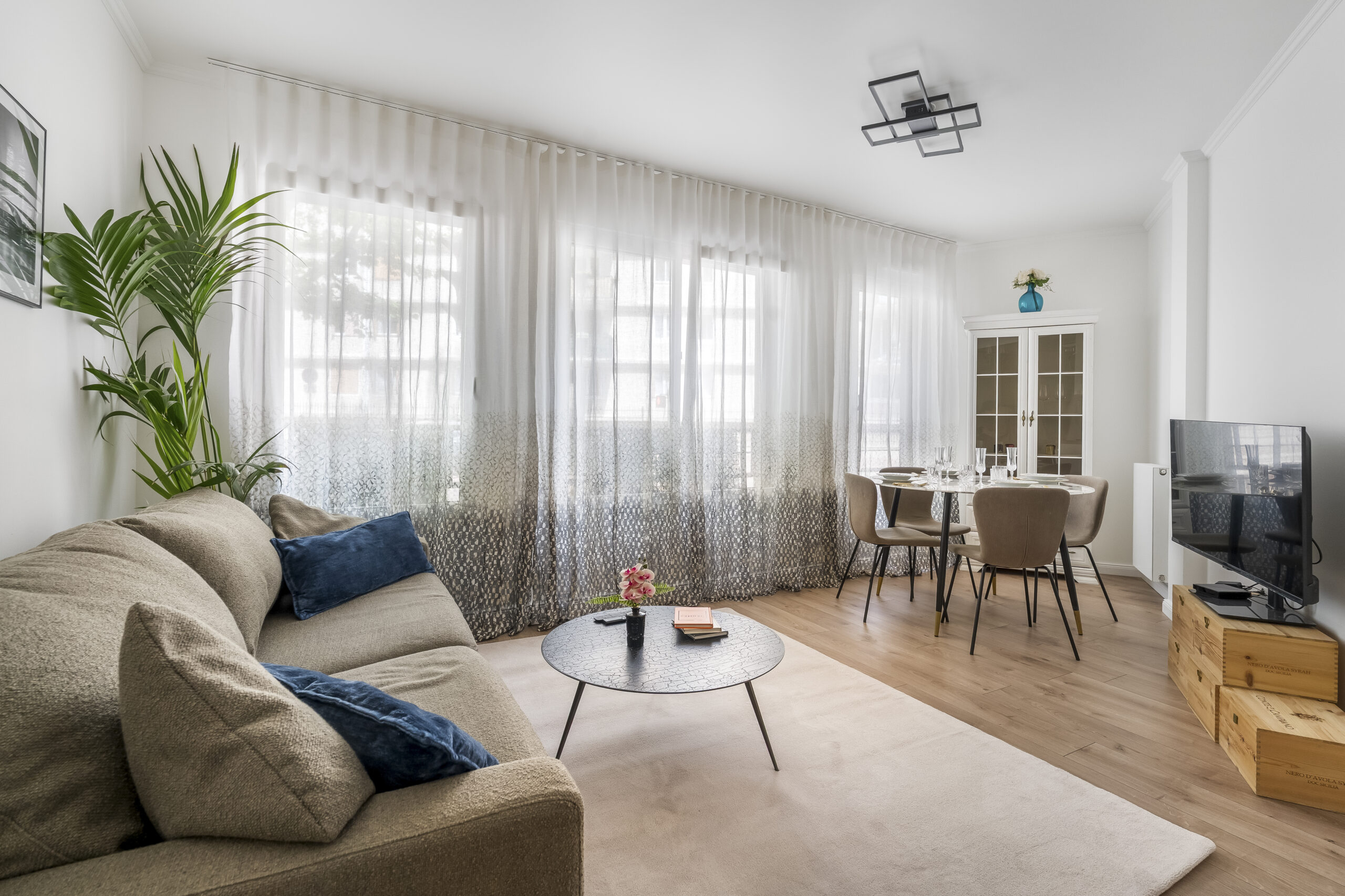 Photo du salon optimisée avec une meilleure lumière, une table dressée et des perspectives relevées