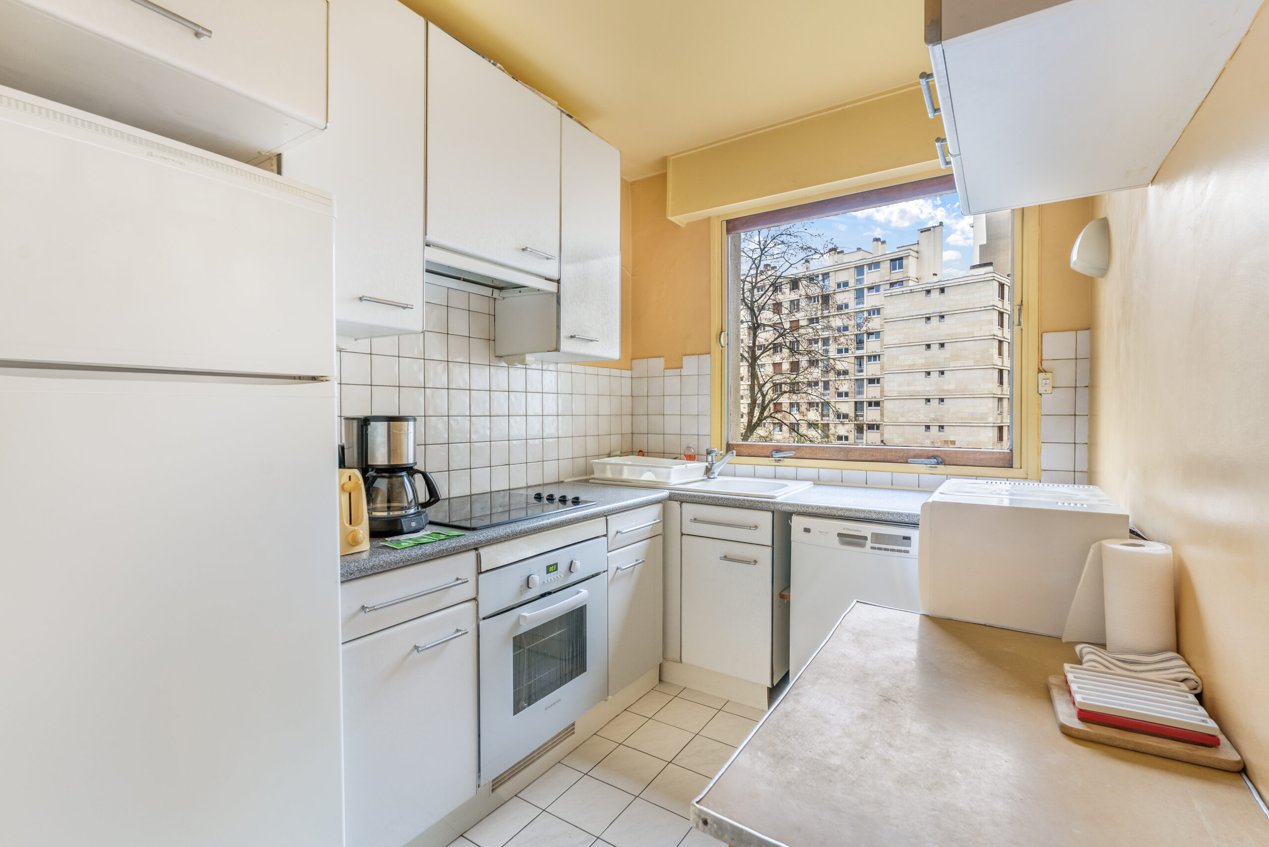 Photo cuisine d'un appartement à Paris après le shooting photo professionnel : un rendu plus lumineux, dynamique et accueillant pour la même pièce !