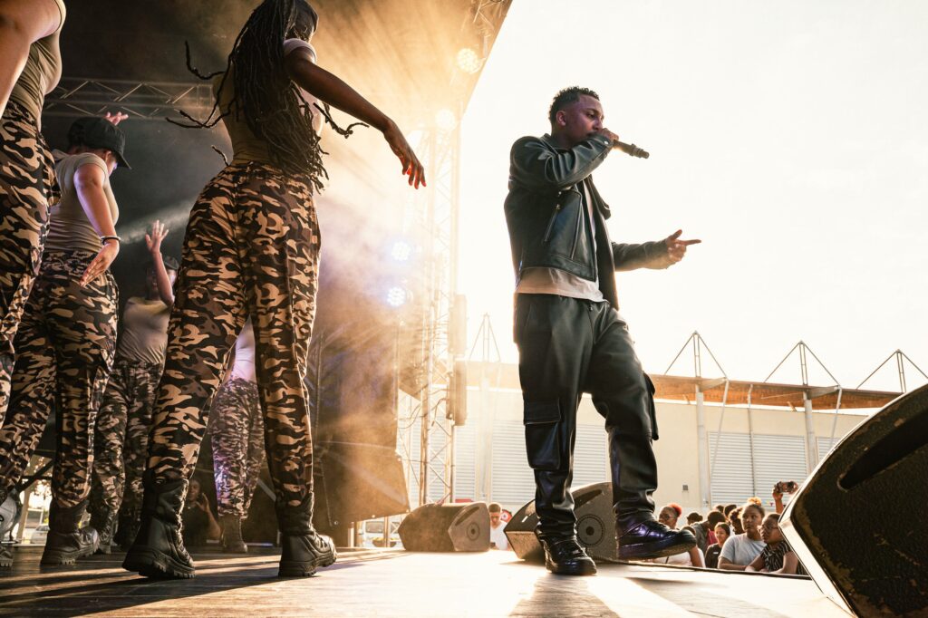 Concert avec chanteur et danseurs à la fête de la musique. Photographie d'événements professionnels, institutionnels et culturels à Paris et banlieue.