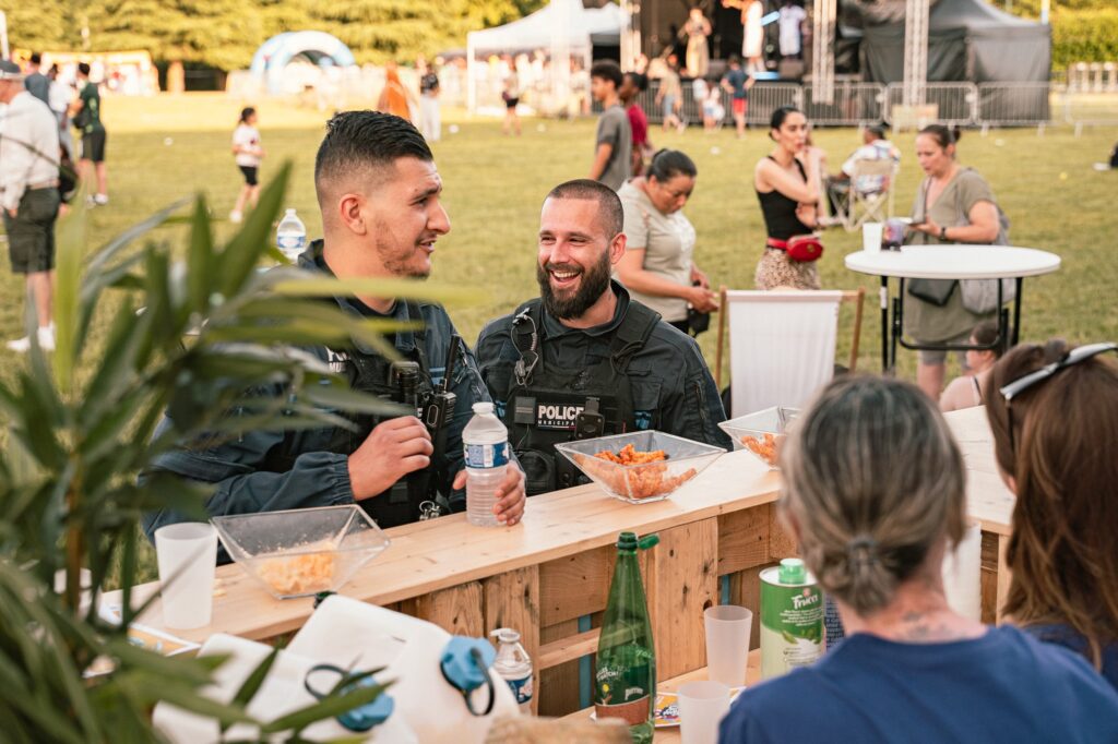 Photo d'ambiance à la buvette de la fête de la musique. Photographie d'événements professionnels, institutionnels et culturels à Paris et banlieue.
