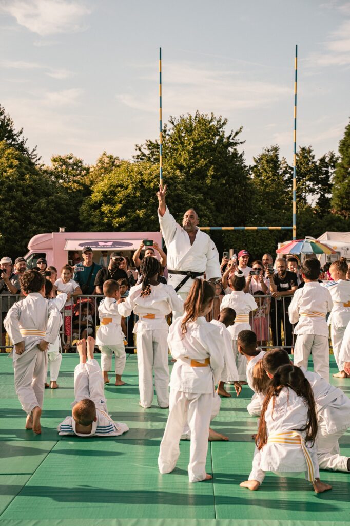 Spectacle par les jeunes judokas de l'équipe sportive de Gonesse. Photographie d'événements professionnels, institutionnels et culturels à Paris et banlieue.